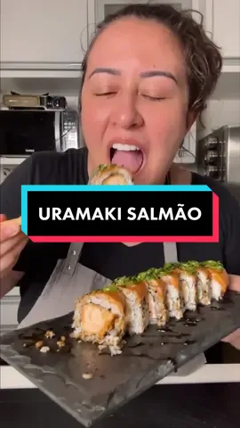URAMAKI SALMÃO ESPECIAL  Pra fazer o TEZU vc vai usar 50% de vinagre de arroz e 50% de água. Umedeça as mãos nessa solução para espalhar o shari na alga nori. #sushi #salmao #salmon #sushilover #japanesefood #uramakisushi #uramakidesalmao 