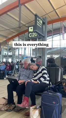 this couple at the airport was everything!! ✨ #oldcouple #Love 