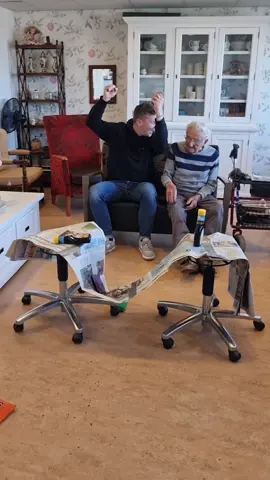 The newspaper drop! 🗞 Oud soldaat Jan (101) is een echte kranten lezer! Hoe krijg je hem geactiveerd? Nou zo! 😃 Jan schiet nog altijd scherp! 🎯 #movement #elderycare #leefplezier #beweegplezier #fun #dementia #dementie #verpleeghuis #ouderenzorg #newspaper #letsgo #tiktok #foryou #fy #games 