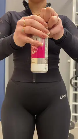 Kom och träna med oss och Celsius! Har ni smakat deras smak ”Just Melon”? Vad tycker ni? En ny favorit hos oss iallafall! (I betalt samarbete med @celsiussweden) #fyp #foryoupage #trending #viral #fördig #fypシ #sverige #Fitness #gym #GymTok #FitTok #fit #celsius #motivation #workout 