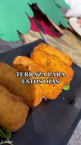 Esta pedazo de terraza fue en la que estuvimos comiendo por el cumpleaños de mi abuelo 👴🏼 y es un buen lugar para un picoteo en familia. Lo que destacó de este restaurante más que la comida fue la amabilidad de los empleados y lo bien que se está en su terraza. Pedimos: 11,2€ 💸 Croquetas  15,2€ 💸 Ensalada de pollo y mango 11€ 💸 Papas arrugadas 12,5€ 💸 Tempura de berenjena  17,5€ 💸 Chipirones a la plancha  13€ 💸 Nuggets 6,8€ 💸 Coulant de chocolate  14,5€ 💸 Surtido de postres ¡Mira el final del vídeo para descubrir dónde! 〰️NO ES COLABORACIÓN〰️ #parati #fyp #foryou #oronda #restauranteoronda #bikini #bikiniazul #majadahonda #terraza #terrazasmadrid #terrazas #restaurantesmajadahonda #restaurantesmadrid #planes #planesalsol #planesmadrid #planesmadridverano #croquetas #berenjena #coulan #coulant #tarta #tartaredvelvelt #redvelvet #milhojas #ensalada #chipiron #chipironfamily 