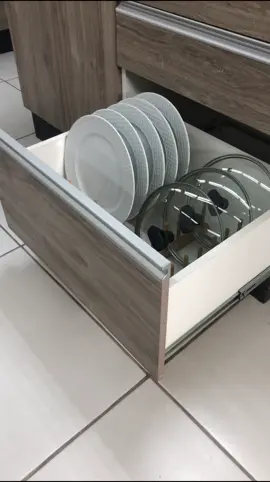 Organizador de pratos de bambu | Compre pelo site www.decoraoficial.com.br #bambulovers #utensiliosdebambu #itensdebambu #organizador #organizadores #portapratos #organizadordepratos #portaprato #organizadordetampas 