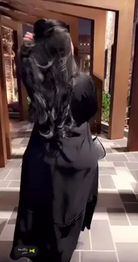 جذاب خصرها وتتبختر وترتز ‏رعبوبه ترف وكل مابها ترزه بكل خطوة لامشت الردف يهتز  ‏ مدري دلع والا عباطه تهزه 🤣.