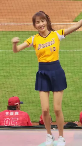 Julie 重回球場太令人感動啦！ 強攻不要停！ #julie #啾莉 #passionsistersjulie #passionsisters #中信兄弟 #中信兄弟啦啦隊 #中信兄弟象 #中信兄弟總冠軍 #可愛 #正妹 #洲際棒球場 #台中 #台中景點 #美景 #台灣美景 #手機攝影 #手機拍照 #手機拍攝 #s22ultraphotography #s22ultra #應援 #應援曲