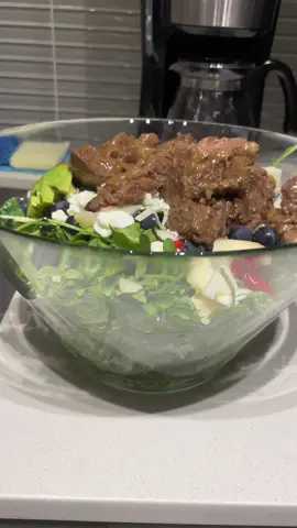 Can someone help me here, how many calories in this salad? #abs #mindset #womenempowerment #selflove #nutrition #health #fatloss #fitover40 #antiaging #miami #onlinecoach #results #nutrition 