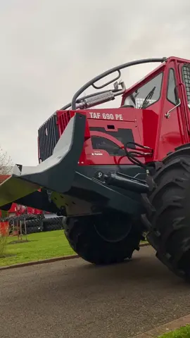 Începem livrările de la prima oră, cu un TAF 690 PE care pleacă spre Bulgaria!👏🏼 #irum #taf #tractoareromanesti #producator #fabrica #tractor #utilajforestier #padure #forest #man #perkins #viral #trend #trending #fy #foryou #foryoupage #5pasidebine 