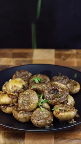 Crispy Garlic Mushrooms . . . . . . . Ingredients -2 pack of mushrooms -12 cloves garlic -2 green chilli -1 onion -50gm butter -1tsp black pepper -salt to taste -1tsp garam masala - 2tbsp water -fine chopped coriander leaves