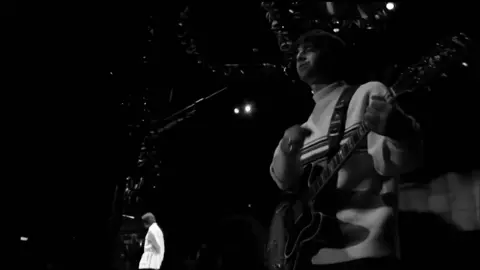 Membalas @yhzzee Oasis - Slide Away (Live at Knebworth '96) #fyp #fypシ #oasis #noelgallagher #liamgallagher #knebworth 