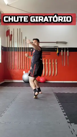 O chute giratório é um movimento de artes marciais que exige técnica e prática para ser executado corretamente. Aqui está um passo a passo para aprender o chute giratório:  1. Comece na posição de guarda, com os pés afastados na largura dos ombros e as mãos levantadas em frente ao corpo.  2. Gire o pé de trás em direção ao lado oposto do seu corpo, de modo que o seu corpo se vire junto com ele.  3. Levante a perna de trás e gire-a em torno do seu corpo. Mantenha o pé flexionado e apontando para a direção do seu chute.  4. Quando a perna estiver na altura do seu alvo, estenda e rotacione o tronco e chute com força, usando o impulso da rotação do seu corpo para aumentar a velocidade e potência do chute.  5. Após o chute, retorne à posição de guarda, com os pés afastados na largura dos ombros e as mãos levantadas em frente ao corpo.  6. Pratique o chute giratório lentamente, concentrando-se na técnica correta, antes de aumentar a velocidade e potência do movimento.  Lembre-se de aquecer antes de praticar o chute giratório e de usar equipamento de proteção adequado, para evitar lesões. Com prática e dedicação, você pode dominar o chute giratório e adicioná-lo ao seu repertório de técnicas de artes marciais. #artesmarciais #kunngfu #wushu #wushusanda #sanda #sanshou #boxechines #luta #chute #chuterodado #chutegiratorio #treinodeluta 