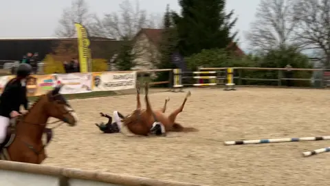 Izík v pořádku 🙏🙏  #horsefall  #horsefails #horsecrashes  #koně #jezdectví #kůň #koňáci #showjumping  