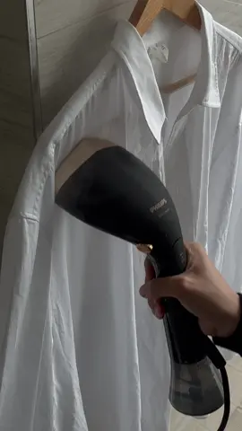 Valiz hazırlarken vaktim yoksa her şeyi ütüleyerek koymak mümkün olmayabiliyor. Bu yüzden seyahatlerimde Philips Steam & Go buharlı düzleştiricimi kesinlikle yanımdan ayırmıyorum. İhtiyaç duyduğum anda valizimdeki tüm kıyafetler ve kumaş tipleri için kullanabiliyorum. Ürünün sıfır yanık garantisi olduğu için içim çok rahat ve en önemlisi de kullanımı inanılmaz pratik. Gönülden bir tavsiye diyebilirim.  … @philipsevurunleri #işbirliği #philips #buharlıdüzleştirici #buhar #steamandgo 