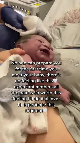 The most amazing (painful) experience you’ll ever encounter🤍👶🏼🥹 #newborn #birthvideo #newbaby #babybeingborn #babyboy #magical #bestfeeling #meetingyourbabyforthefirsttime #newbornsoftiktok #mumsoftiktok 