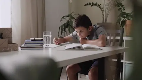 Seu filho é desatento, apresenta dificuldade de concentração nunca terminar aquilo que começou?Então...ele pode estar sofrendo de um distúrbio que afeta de 3% a 5% das crianças em idade escolar e sua prevalência é maior entre os meninos. 