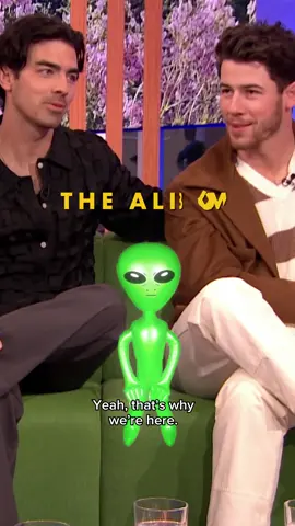🚨 MUST WATCH 🚨 Aliens invade @bbc #TheOneShow at 12 seconds 🤯👽 