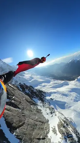 The best reward you can get for after hiking the way up to the exit at 3600m🎁 #soulflyers #wingsuit #basejump #chamonix #flight #friendship 