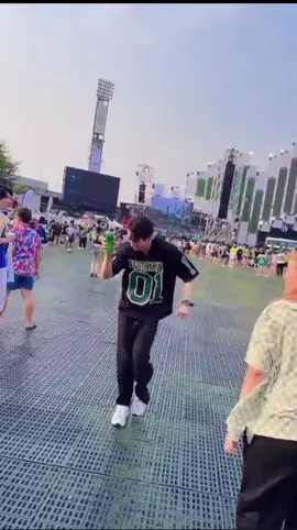 The only cp i can found in gmm that spending songkran together🥹 Daddy force look so enjoy #gmmtv #bl #gmmtvofficial #forcebook #forcebook💗🦊 #forcebook🦊🧡🍡 #bookkasidet #fforce 