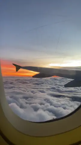 Alasan kenapa selalu ambil flight subuh atau sore sekalian, karena kalau lagi hoki sunrise dan sunsetnya ampunn cantik banget🫠🖤 #langitaesthetic #FlyAway #cinematicpesawat  