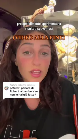 Replying to @nobody I visitatori sono invitati a presentarsi, chiedere il permesso prima di scattare una foto e ringraziare Robert prima di andarsene. Coloro che non lo fanno, inviano lettere al museo, spesso indirizzate a Robert, descrivendo in dettaglio tutta la sfortuna che hanno avuto dopo la loro visita. Molte lettere si concludono con lo scrittore che supplica Robert di spezzare la sua maledizione.  Chiedete scusa a Robert😬 #perte #paranormale 
