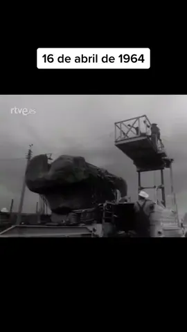 El 16 de abril de 1964 un trailer que podía soportar 250 toneladas de peso y con 860 caballos de fuerza transportó la Piedra de los tecomates desde Coatlinchan hasta el nuevo Museo de Antropología en Paseo de la Reforma. El monolito pesa 167 toneladas y tiene una altura de 7 m #prehispanico #mesoamerica #museums #museos #museoscdmx #museostiktok #mexicotiktok #tiktokmexico 