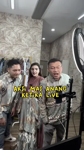Ada ajaaa yaa tingkahnya bapak yg satu ini😂😍