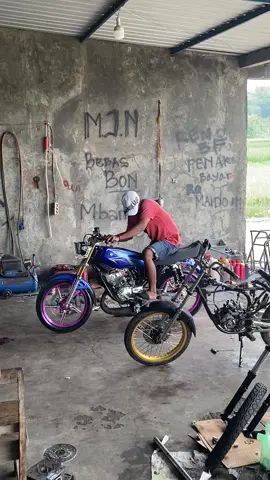 Seng jolak jalok mentahan iki onone seng mateng 😂 . . . . . . .#teampedot135cc #2stroke #rxking135cc #twostroke #fyptiktok #2strokepower #bleyeranrxking #2takjepara #blayeranrxking135c #teambledos135 #fizrjateng 