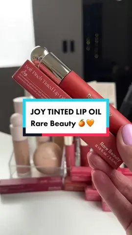Me EQUIVOQUÉ con este tono 🥹 No pensé que me gustaría 🍊🧡 Es genial para el verano ☀️ Que tono será el siguente? 💋 Tiene un subtono rosadito 😯  Rare Beauty Tinted Lip Oil tono Joy #rarebeauty #rarebeautytintedlipoil #rarebeautysoftpinchtintedlipoil #rarebeautylipoil #softpinchtintedlipoil #lipoil #liptint #rarebeautymakeup #softpinchlipoil #newmakeup #viralmakeup #fyp #lipoilrarebeauty #newrarebeauty #softpinch #sgbeauty #rarebeautycollection  @Rare Beauty @Selena Gomez 