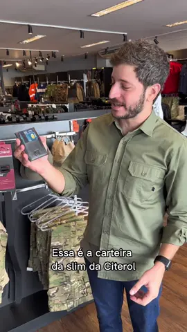 A Carteira Slim da Citerol é fina, leve e discreta. Ela comporta os principais documentos e cartões, sem gerar volume e sem chamar atenção no bolso da sua calça ou camisa de combate.  - Bolso principal para CNH e dinheiro. - 3 espaços para cartões na parte da frente. Para comprar digite: www.citerol.com.br/slim  #citerol #citeroluniformeseação #carteiraslim #carteiraslimdecouro #carteiradecouro #roupatatica #roupastaticas