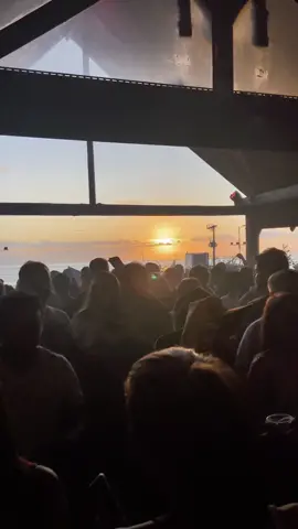 Saudade desse amanhecer lindo no templo @warungbeachcluboficial #warung #warungbeachclub #fy #kolombo #trackid #renatocohen | 30/12/2022 🖤🐉