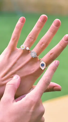 On ne peut plus s'en passer 😍 Découvrez nos jolies bagues anti-stress 👉🏼 9 modèles disponibles en magasin 🛍️ 4,99€ #spinnerring #spinner #flowers #jewelry #antianxiety #antistress #bague #rings #gifi  