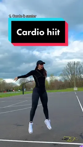 Pour débuter, vous pouvez faire 20sec de travail, 10sec de repos à votre rythme 💪🏼!  À associer à une bonne alimentation of course ! #hiit #squat #legs #fullbody #cardio #fitgirl #gymgirl #gym #motivation 