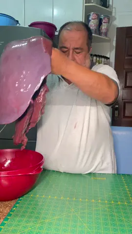 Amiguinho, para quem fala que eu só faço #receita com #queijo, #requeijão e #cheddar, aqui o sistema é bruto: #fígado de boi #acebolado. Haja coração! Reunimos muitos amigos aqui na Resenha do #Amiguinho e tinha que ser um #fígado inteiro. Acompanha aí o preparo deste #delicioso prato. Ótimo para degustar com um #choppinho #gelado #disco #discodearado #discodearado🔥 