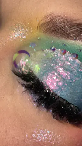 Used so much @bellabeautebar today and WOAH ☺️✨ heres the products breakdown  . -makeu yojr own magic singles “centayr, harpy & lochness”  -@brittanyhuffman_ x BBB palatte  - pastel garden palatte  - green wizard & bluestar loose pigments  . . . #multichromeeyeshadow #eyeshadow #bellabeautebar #indiemakeup #makeuptutorial #eyemakeup #eyemakeuplook #sparklymakeup 