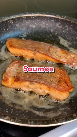 👩🏼‍🍳Recette : Saumon à la crème 🐠 - Tout d’abord, merci à Alle Rezepte sur youtube pour cette recette 😄 - • 2/4 pavés de saumon ou truite🐠 • Sel / poivre 🧂 • 1/2 cc paprika / curcuma🌶 • 1 gousse d’ail 🧄 • 1 poignée de tomates cerises 🍅 • 2/3 poignées d’epinards🌱 • 33 cl de crème liquide🥛 • 1 poignée de parmesan🧀 • Beurre ou huile 🧈 - #food #tiktokfood #tiktokacademie #Recipe #salmon #creamy #fish 