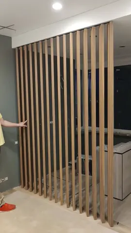 Rotary rack partition to fall in love with 😍 Video by @mebel_montaj #archute #interiordesign #decorative partitions #wooddecor #design #desingideas #desinginterior #roomdecor #slats #carpenter #woodworking #woodart #roomzoning #homeideas 