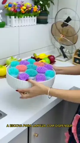 LINK: https://produto.mercadolivre.com.br/MLB-1338533445-escova-lava-louca-c-dispenser-dosador-de-detergente-cozinha-_JM ESCOVA DE LAVAR LOUÇAS COM RECIPIENTE PARA DETERGENTE  A escova pra limpeza com dispenser de detergente surge como uma alternativa extremamente prática, simples e ecológica para a limpeza de louças, alimentos e objetos em geral. Higiênica e extremamente útil, a esponja é composta por cerdas em nylon sobrepostas, o que confere extrema beleza, maleabilidade e durabilidade ao item. Além disso, o material em nylon de excelente qualidade permite que o item possa ser utilizado repetidamente, podendo ser reutilizado por muito mais vezes do que as esponjas tradicionais. A escova não retém cheiros e restos de comida e é extremamente segura para a limpeza de facas ou outros itens cortantes, já que o formato da mesma impede o contato dos objetos com as mãos. Além disso, ela pode ser esterilizada com facilidade em microondas, máquinas de lavar louças ou água fervente. Por fim, a escova possui um recipiente com dispenser para armazenamento e eliminação de detergente. Isso permite que a limpeza seja feita de maneira muito mais fácil, utilizando apenas uma mão e dosando o detergente de maneira muito precisa e fácil. Mais características - Material: Nylon; - Não retém cheiros ou restos de comida; - Extremamente segura para a limpeza de objetos cortantes; - Material extremamente higiênico; - Superfície antiaderente para conforto na limpeza; - Possui recipiente para armazenamento e dosagem de detergente; - Formato compacto para armazenamento; - Estrutura reforçada (não amassa ou deforma); - Design Inovador e Moderno; - Leve e fácil de manejar;   #escova #cozinha #utensiliosdecozinha #shopping #2mshop #compras 