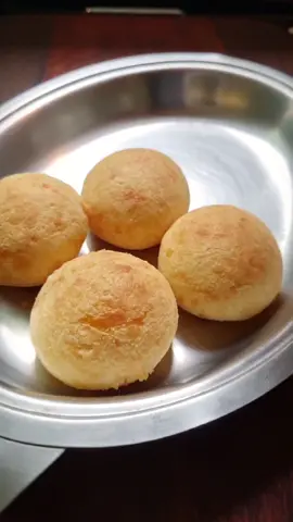 A primeira vez a gente nunca esquece!!! Bom ..como diz o título.. essa foi a minha primeira! # Minha primeira fornada de pão de queijo uai Depois de anos de estudos (mentira...decidi essa semana) Fiz meus primeiros pães de queijo Contei com dicas fundamentais do FÉDAZUNHA @amaralmaral ...da muié braba @berlotajoaquina e do embaixador da gastronomia mineira @flavioxapuri  Durante esses dias eu aprendi muitas coisas que não fazia idéia sobre pão de queijo...sobre polvilhos e suas características...sobre escaldar o polvilho...e principalmente sobre a textura da massa antes de moldar os bichinhos Nesse vídeo eu não usei o tradicional queijo meia cura  Usei queijo da colônia e queijo parmesão pois eu queria um sabor específico  E vou contar uma coisa...pensa num TREM que ficou bão! E fiz uma geléia de goiabada pra acompanhar só de maldade  Ingredientes  500g de polvilho azedo  300ml de leite 150ml de óleo de soja 3 ovos 200g de queijo colonia(vc pode usar o meia cura) 100g de queijo parmesão (vc pode usar um queijo mais curado e potente) 15g de sal Assei em forno 200° por 30min mas isso depende de carda forno Ah...depois de preparar a massa...deixe descansar por uns 30min no mínimo... Agora é mão na massa e pão no forno! #pãodequeijo #paodequeijocaseiro #steaksaltfire #comidamineira #gastronomiacaipira #minasgerais #culinariamineira #receitasdeliciosas #receitasfáceis #receitaspraticas #bbqbrasil #bbqtime #trembao #trembão