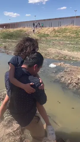 Después de 4 meses en territorio Mexicano Miles de migrantes  siguen entregándose a migración en la frontera de Juárez. #fyp #viral #parati #ecuatorianos #panama #Ecuador #venezuela #selvadeldarien #colombia #estadosunidos #nicaragua #brasil #peru #Tapachula #venezolanos #Ecuador #canada #PiedrasNegras #Arizona #honduras #guatemala #Juárez 