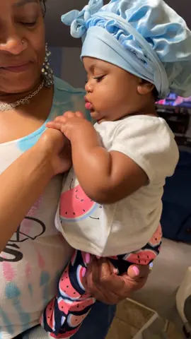 chile she was THROWIN my hands literally lmfaooo. why do kids love they grandmas like this 😂😂 she’s obsessed! #grandmalove #gg #oneyearsold #foryourpage 