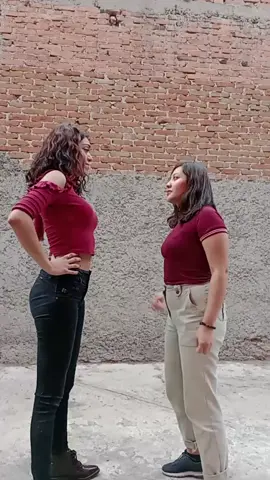 Amigas se pelean 🫣 #comedia #amigos #divertido #larosadeguadalupe #funny #pelea #cachetada #losmalosdelcuento #parodia #risa 