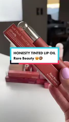 Un tono nude PERFECTO 😍 Ahora entiendo porque es el FAV de Selena ❤️ Pronto el siguente tono 💋 Rare Beauty Tinted Lip Oil tono Honesty #rarebeauty #rarebeautytintedlipoil #rarebeautysoftpinchtintedlipoil #rarebeautylipoil #softpinchtintedlipoil #lipoil #liptint #rarebeautymakeup #softpinchlipoil #newmakeup #viralmakeup #fyp #lipoilrarebeauty #newrarebeauty #softpinch #sgbeauty #rarebeautycollection  @Rare Beauty @Selena Gomez 