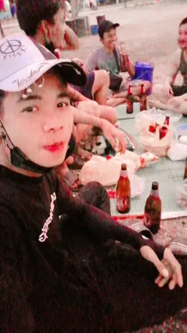 ကမ်းခြေမှာပဲကိုတေကတောသွားသောက်တယ်ရှမ်တေနဲ😍😍😍