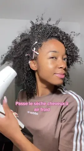 Pour les celles qui on perdu leur bouclettes à cause du lissage 🤧💖  #curlyhairroutine #boucleparfaite #curlyhairstyles #ftypシ #pourtoiii #routinecheveuxbouclés #cheveuxfrisés 
