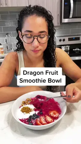 Easy to make dragom fruit bowl 🥰 #smoothiebowl #dragonfruitbowl #smoothierecipes #healthyrecipes 