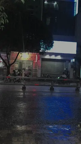 Sài Gòn trổ cơn mưa to đầu mùa.  Khung ảnh tuyệt đẹp mà mình vô tình quay lại được❤️  #tiktok #trending #mưabuồn 
