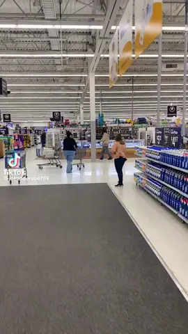 a man go crazy in Walmart 🤷🏾‍♂️🤦🏾‍♂️