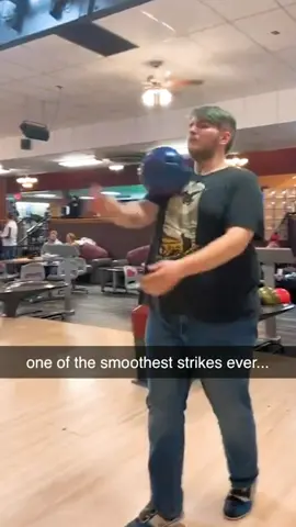 SMOOTH 🥶 (via squid.waves/IG) #bowling #satisfying #bowlingtiktok #smooth