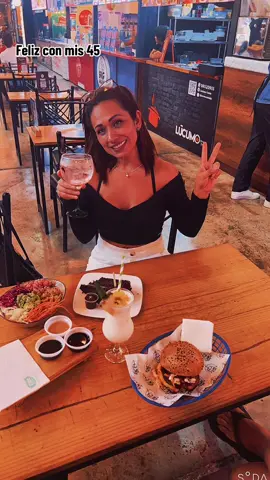 #CapCut mi primera salida con 45 añitos 🥳🌺 #señora #ricardoarjona #edad #45 #feliz #happy #fyp #parati #foryou #señoradelascuatrodecadas 