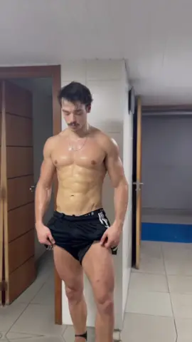 Chegar a 90kg seco tendo 1,90 de altura não foi um processo fácil 😂 Viva à consistência na academia e na alimentação!!! #shapenatural #academia #musculação #ratodeacademia #gymaesthetic #TikTokFitness #GymTok #gym #Fitness #editacademia #antesedepois #exgordo #CapCut 