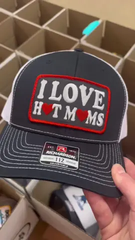 Raise ya hand of you love hot moms♥️🙌🏻  #vintage #patches #patch #patchesstyle #shopping #shoppingaddiction #shopping #shoppingtime #shoppingaddict #vintagepatch #vintagepatches #vintagecollection #vintagepatchaddict #vintagecollection  #Richardson #richardsonhatco #hats #customhats #hatsaddict #hatsforsale #vintage 
