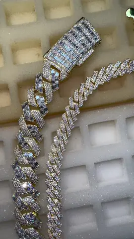 🧊🔌Jewelers’ jeweler 💎💦#customjewelry #hiphopjewelry #namependant #icedout #diamonds #StreetStyle #joyeria #gioielli 